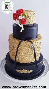 Black & Gold bruiloftstaart met rode suikerbloemen